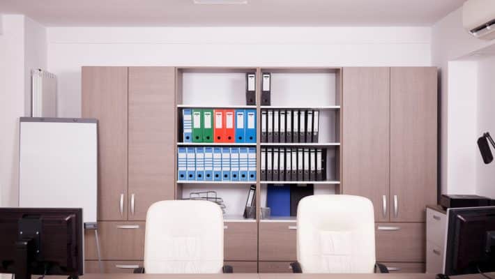 Choisir la bonne armoire pour un espace de travail fonctionnel